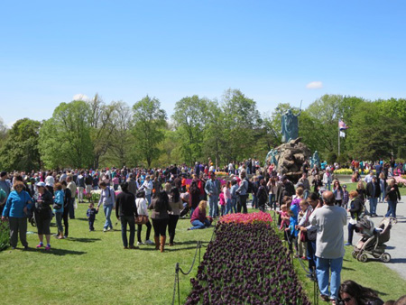 Big Crowds On Sunday Afternoon